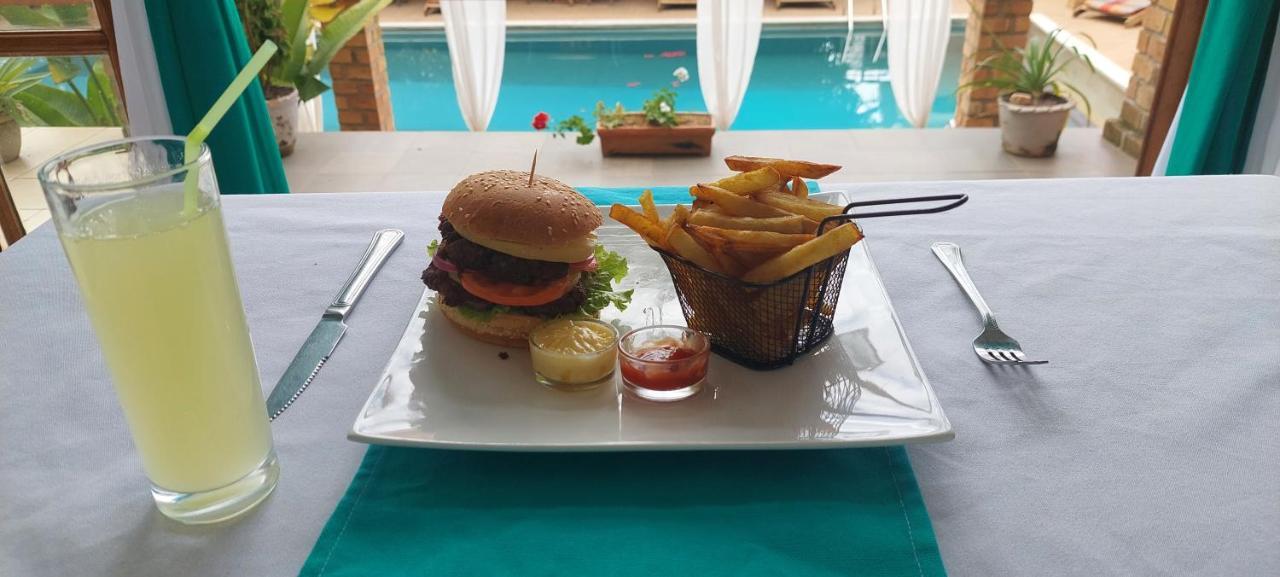 Island Continent Hotel Ivato  エクステリア 写真