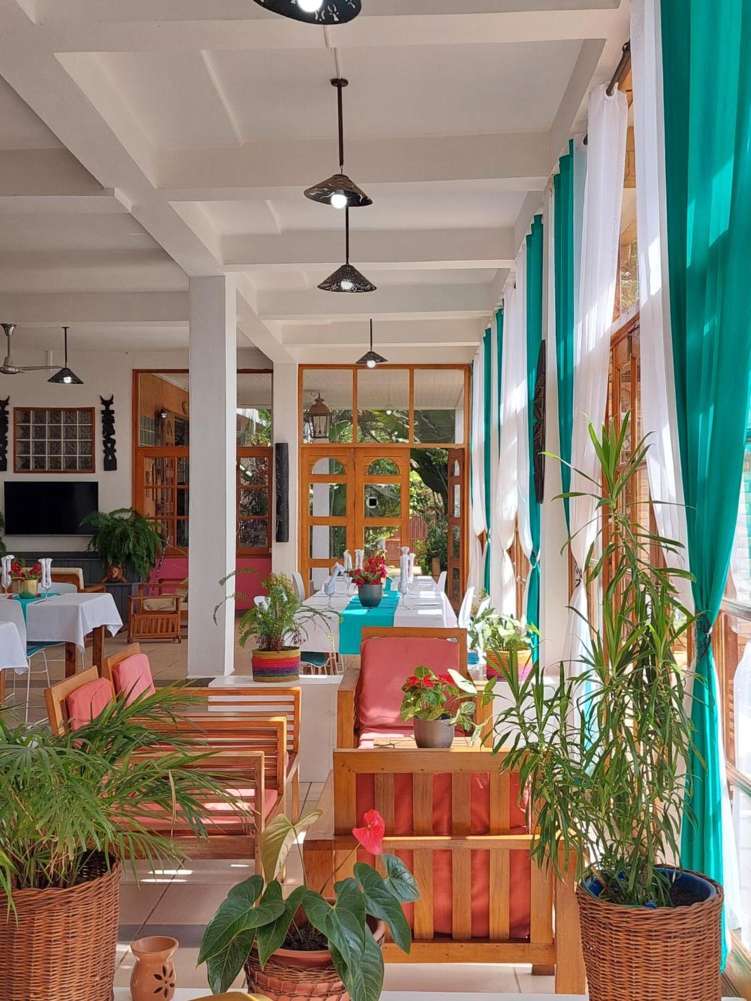 Island Continent Hotel Ivato  エクステリア 写真