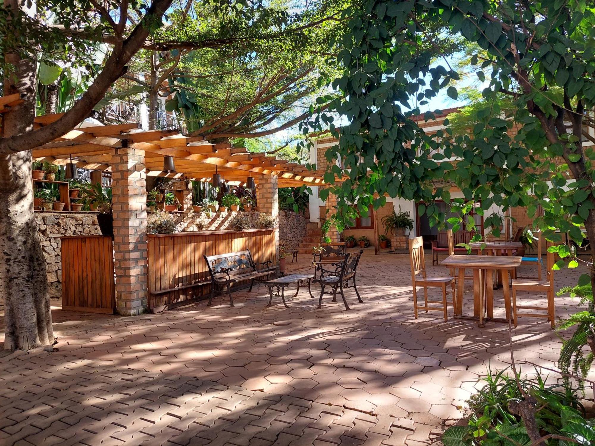 Island Continent Hotel Ivato  エクステリア 写真
