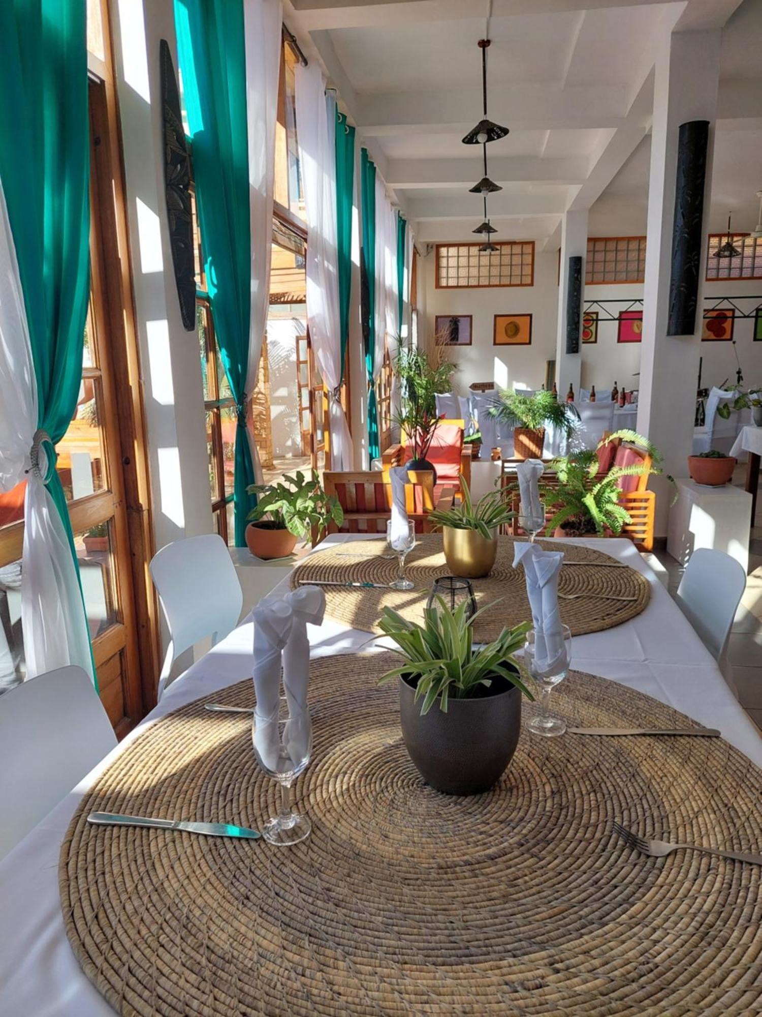 Island Continent Hotel Ivato  エクステリア 写真