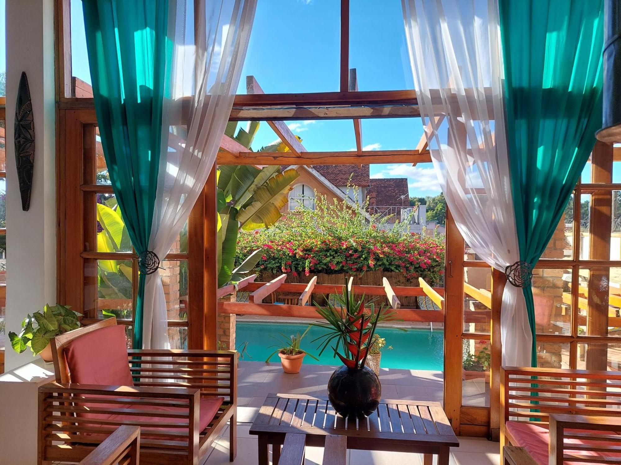 Island Continent Hotel Ivato  エクステリア 写真