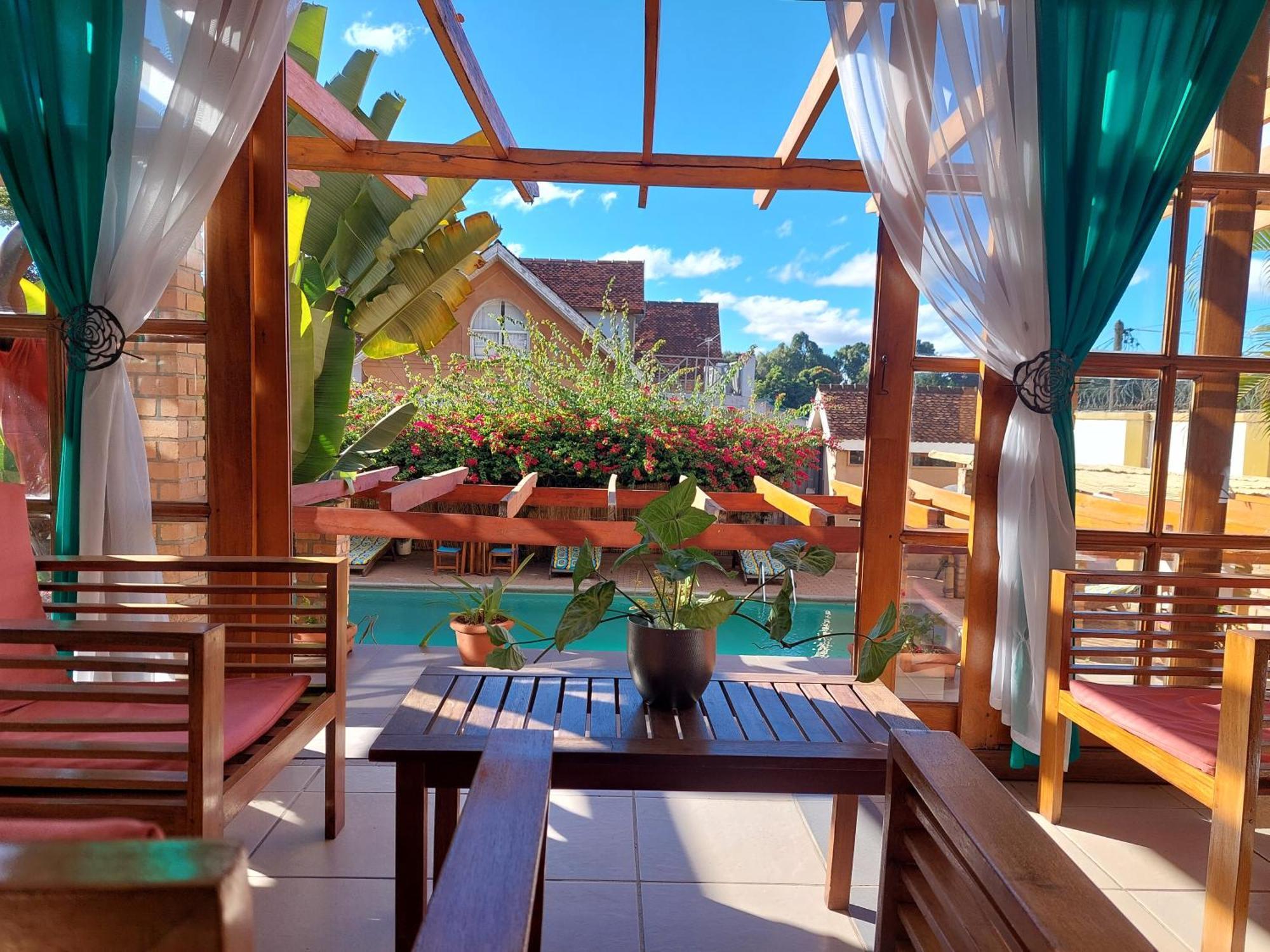 Island Continent Hotel Ivato  エクステリア 写真