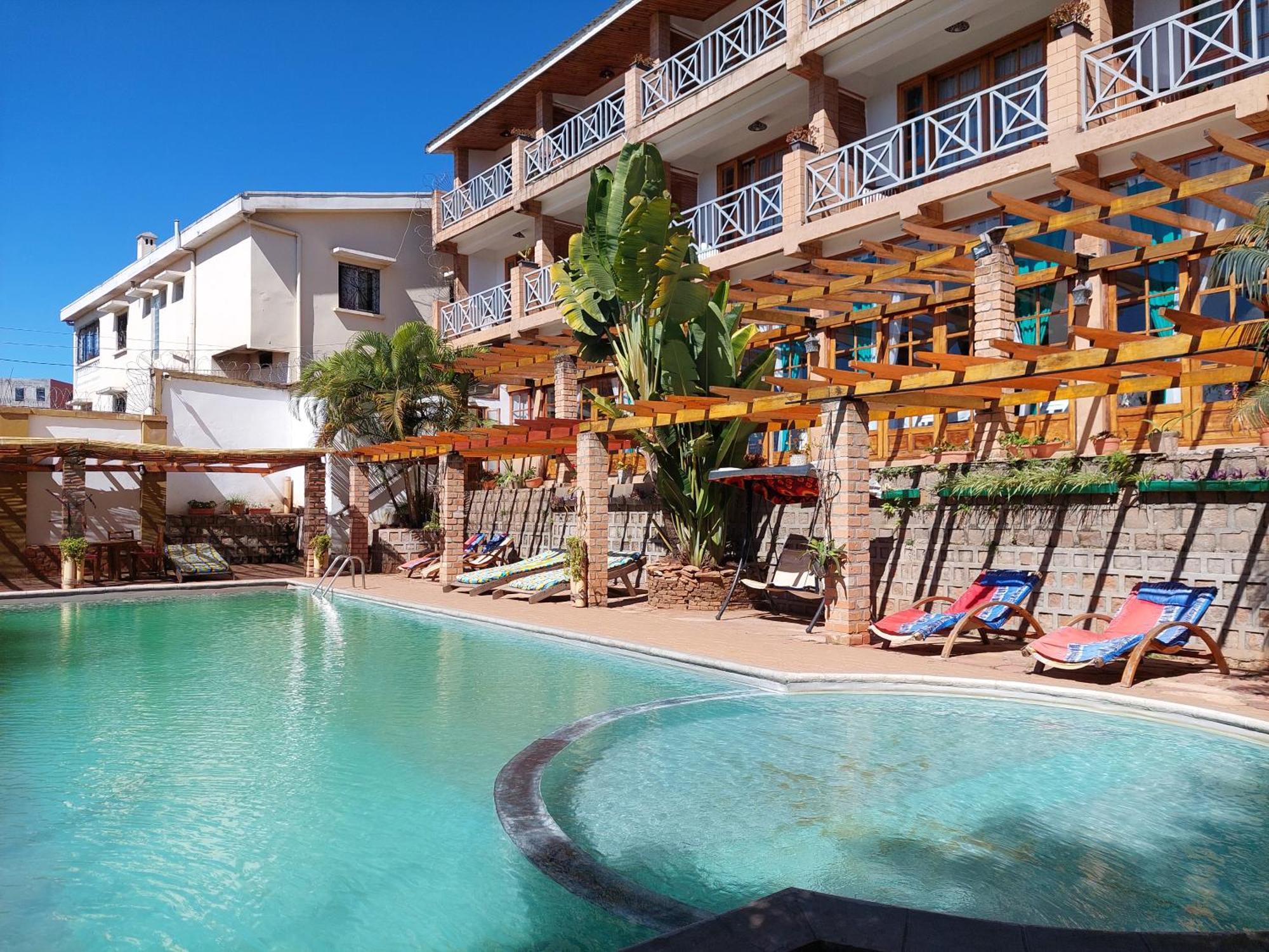 Island Continent Hotel Ivato  エクステリア 写真
