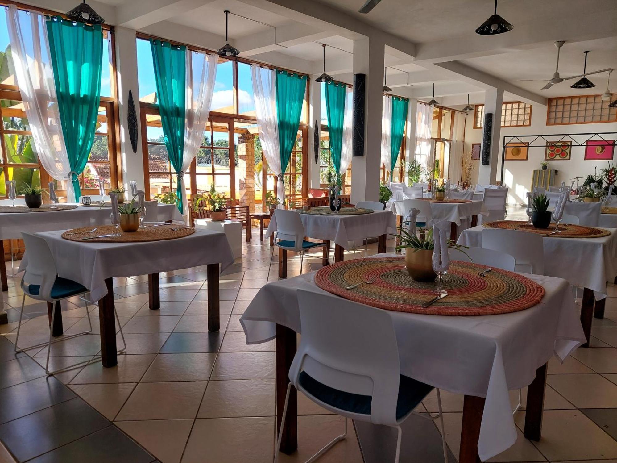 Island Continent Hotel Ivato  エクステリア 写真