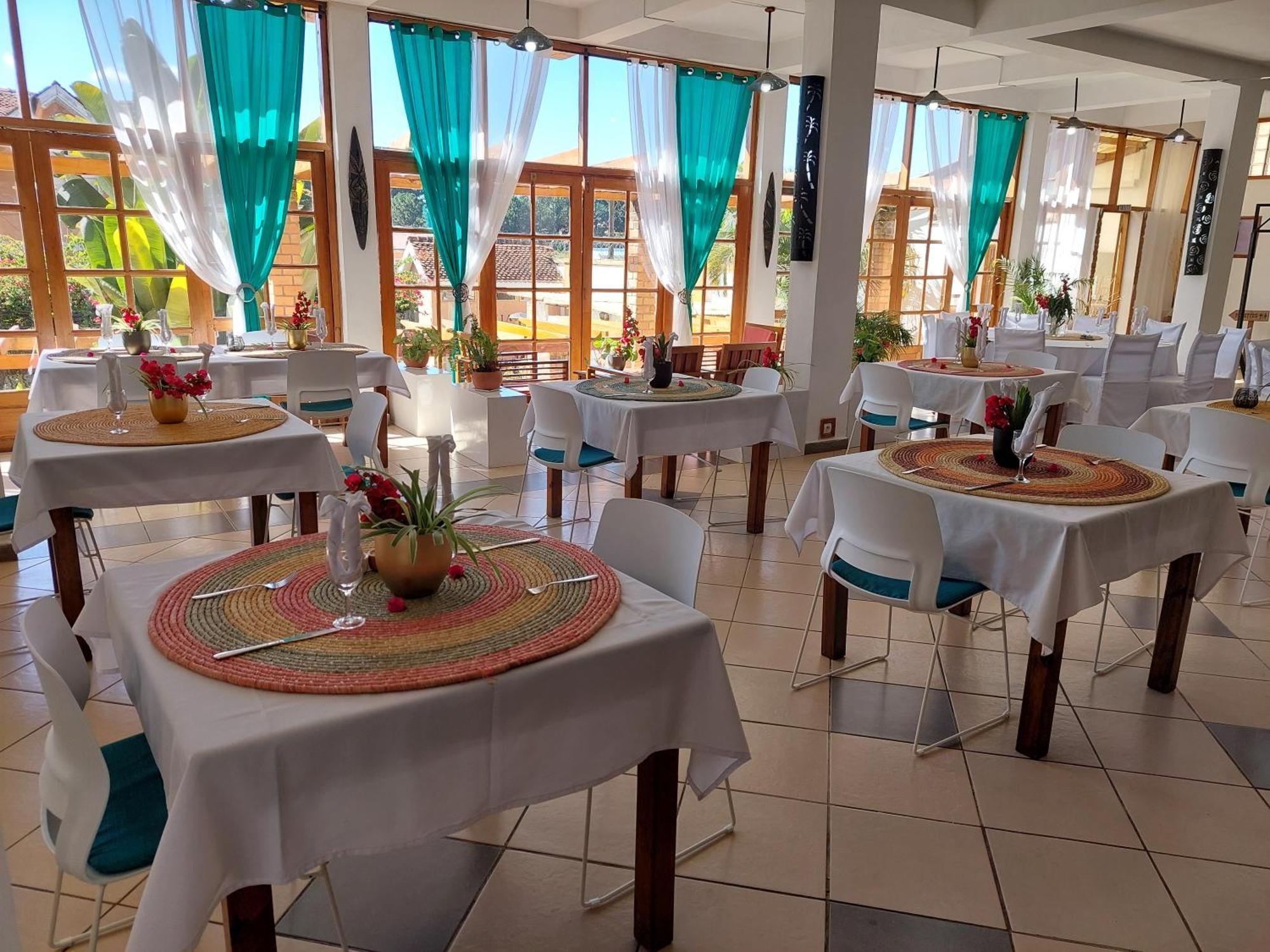 Island Continent Hotel Ivato  エクステリア 写真