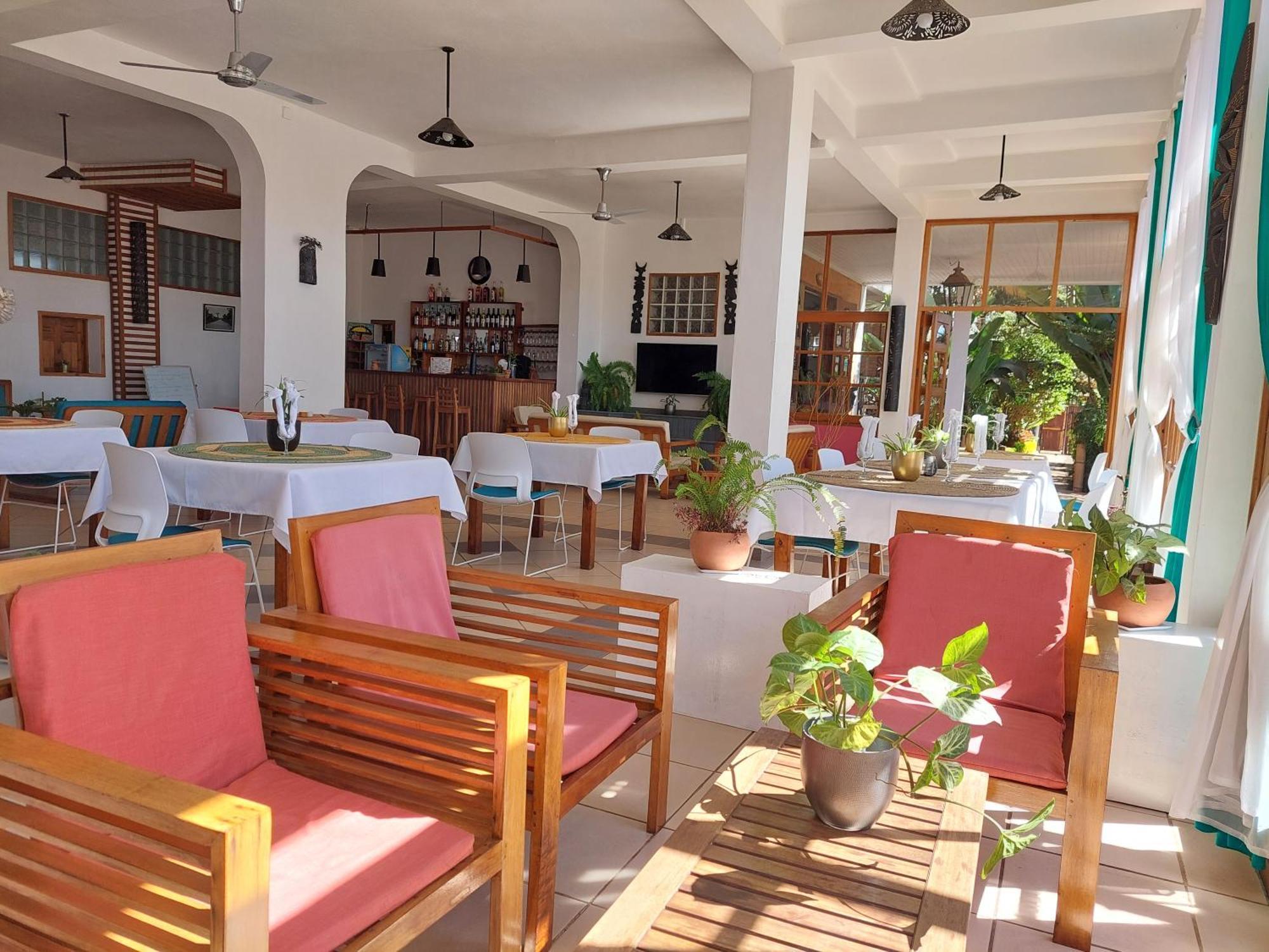 Island Continent Hotel Ivato  エクステリア 写真